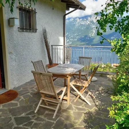 Ferienhaus In Ruhiger Lage Mit Traumhaftem Panoramablick Auf Den Gardasee Und Gegenuberliegendes Bergmassiv Tatil Evi *